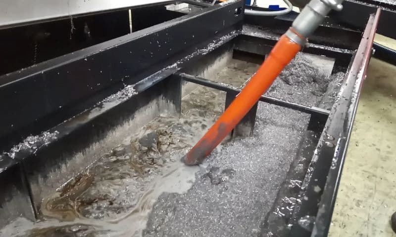 Bể dầu cắt gọt bị đóng váng
